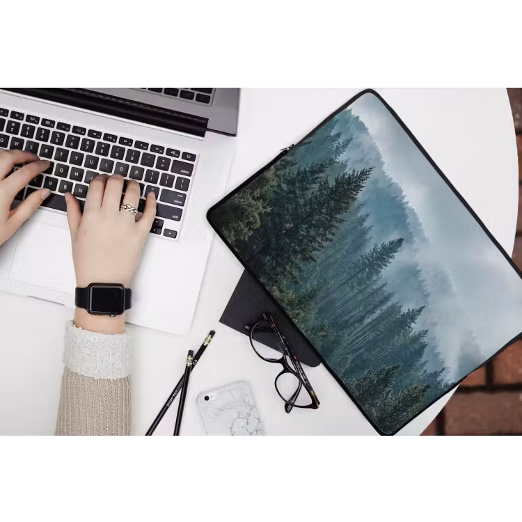 Naaldwoud - Bergen - Mist laptophoes neopreen klein -bureau
