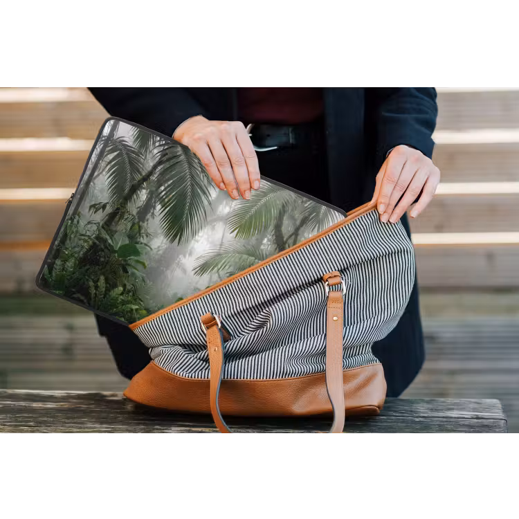 Natuur - Jungle - Mist - Tropisch - Groen laptophoes neopreen klein -tas