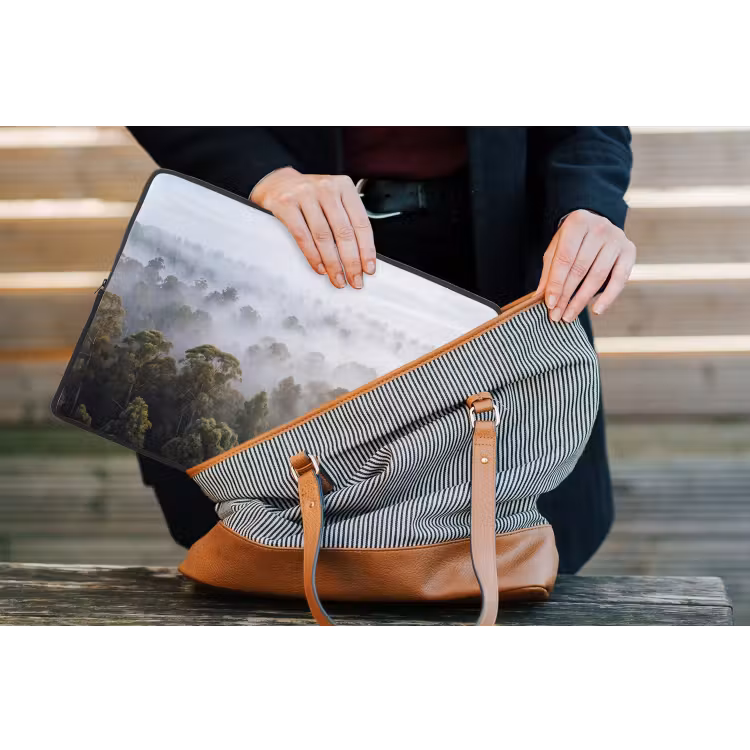 Natuur - Mist - Bos - Ochtend - Goud laptophoes neopreen klein -tas