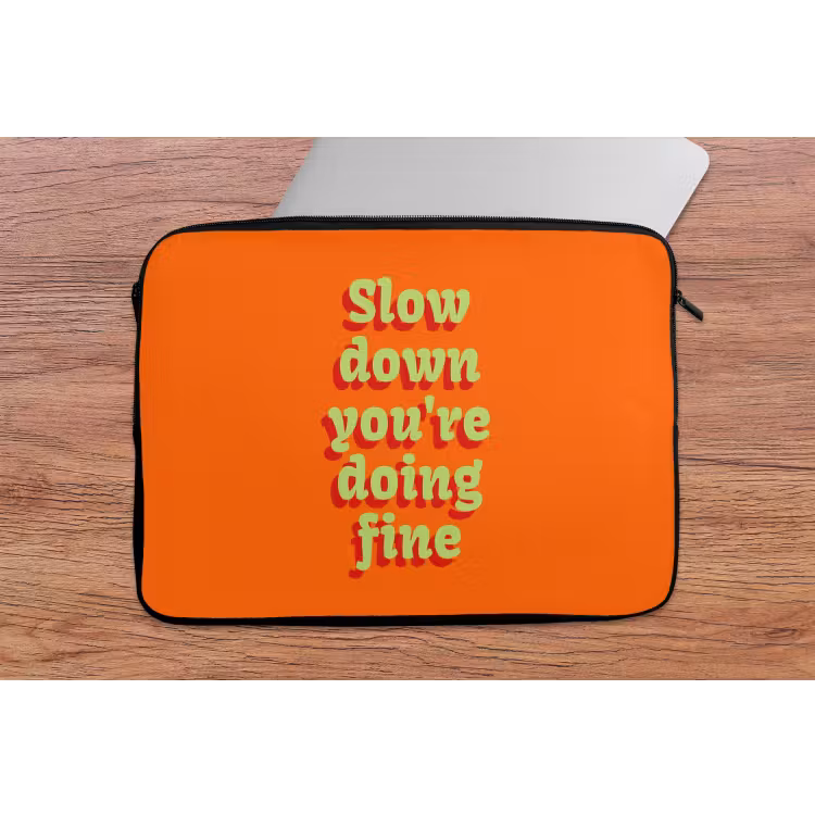 Oranje - Slow down you're doing fine - Retro laptophoes neopreen klein -tafel
