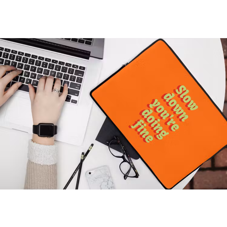 Oranje - Slow down you're doing fine - Retro laptophoes neopreen klein -bureau