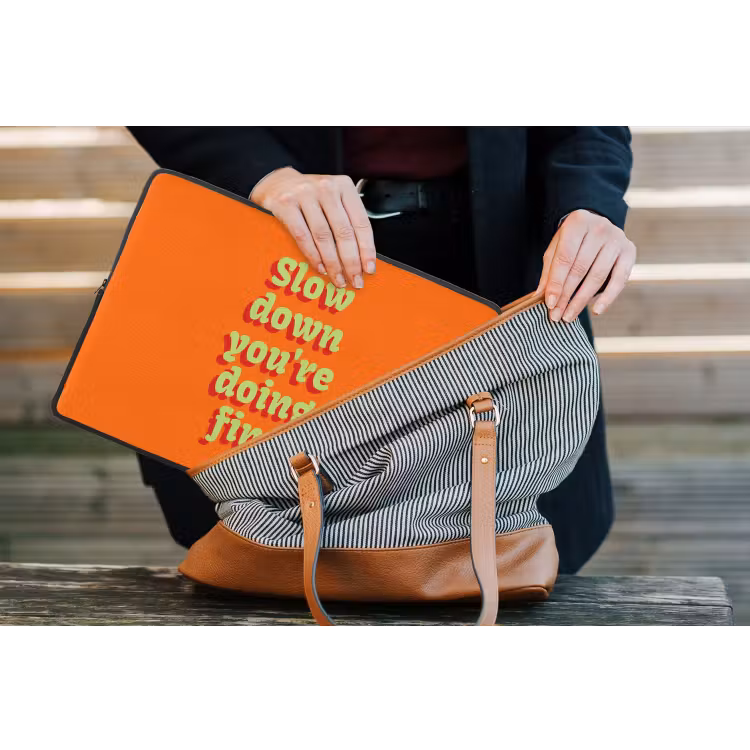 Oranje - Slow down you're doing fine - Retro laptophoes neopreen klein -tas