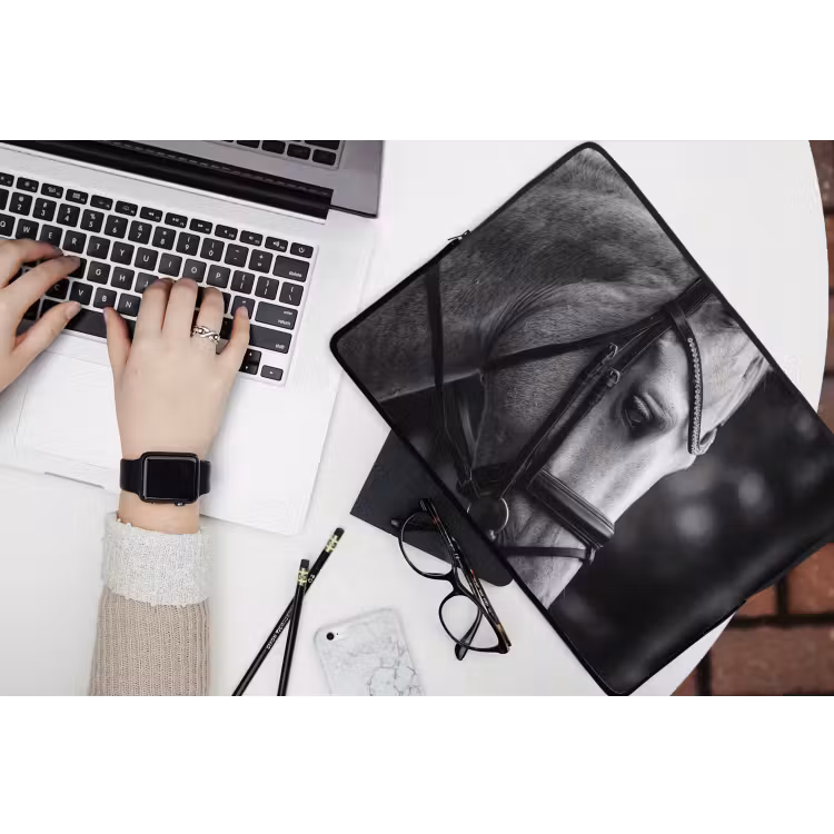 Paard - Schimmel - Portret laptophoes neopreen klein -bureau