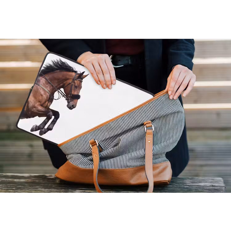 Paard - Springen - Modern laptophoes neopreen klein -tas