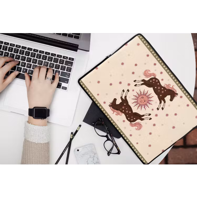 Paard - Zon - Mystiek - Illustratie - Roze laptophoes neopreen klein -bureau
