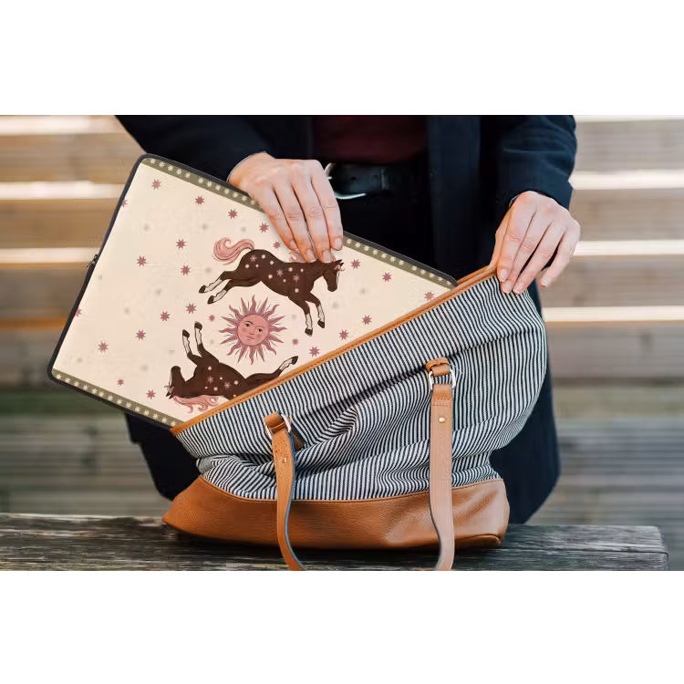 Paard - Zon - Mystiek - Illustratie - Roze laptophoes neopreen klein -tas
