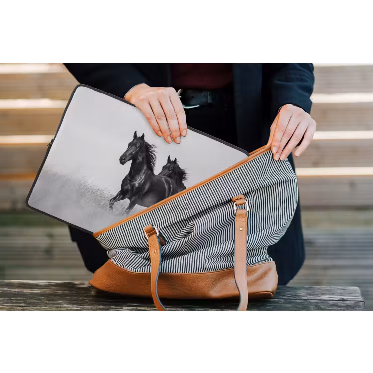 Paarden - Gras - Zwart - Wit laptophoes neopreen klein -tas