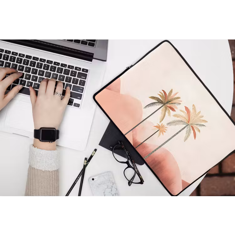 Palmbomen - Heuvels - Minimalistisch - Zachtroze laptophoes neopreen klein -bureau