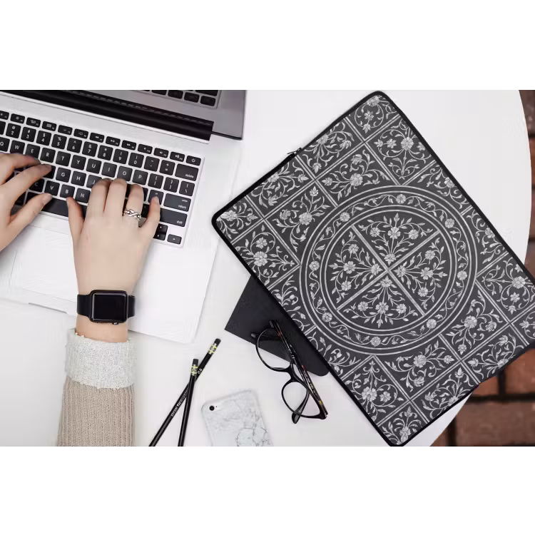 Patroon - Bloemmotief - Decoratie - Klassiek - Zwart laptophoes neopreen klein -bureau