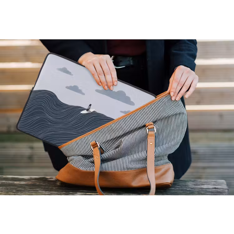 Persoon - Surfen - Oceaan - Natuur - Modern laptophoes neopreen klein -tas