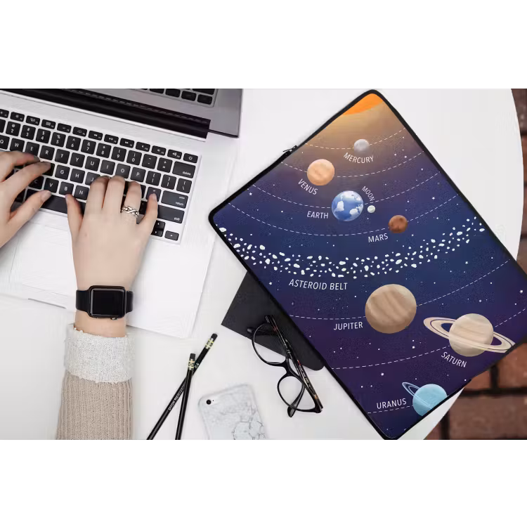 Planetenstelsel - Ruimte - Illustratie laptophoes neopreen klein -bureau