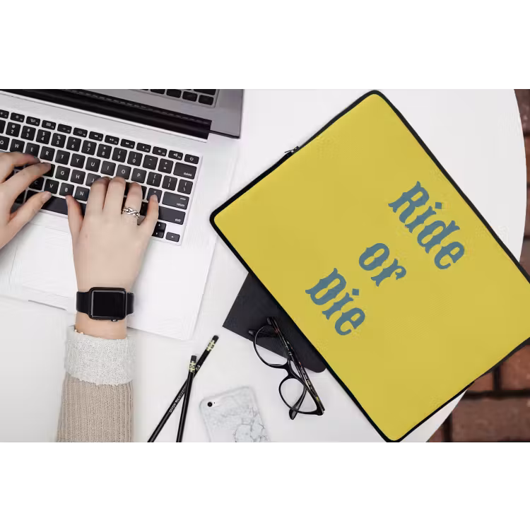Ride or die - Geel - Blauw laptophoes neopreen klein -bureau