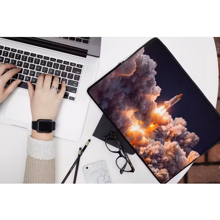 Laptophoes Ruimtevaartuig - Lancering - Sterren - Ruimtevaartuig - Lancering - Sterren laptophoes neopreen klein