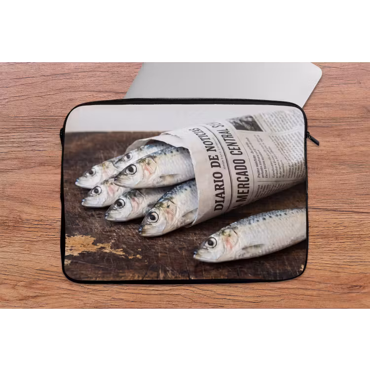 Laptophoes Sardientje - krant - snijplank - Sardientje - krant - snijplank laptophoes neopreen klein