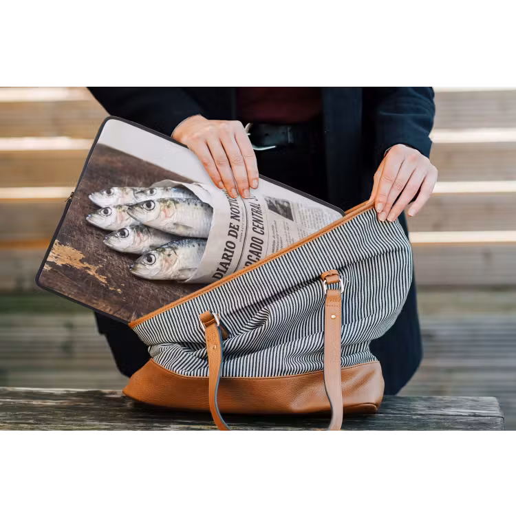 Laptophoes Sardientje - krant - snijplank - Sardientje - krant - snijplank laptophoes neopreen klein