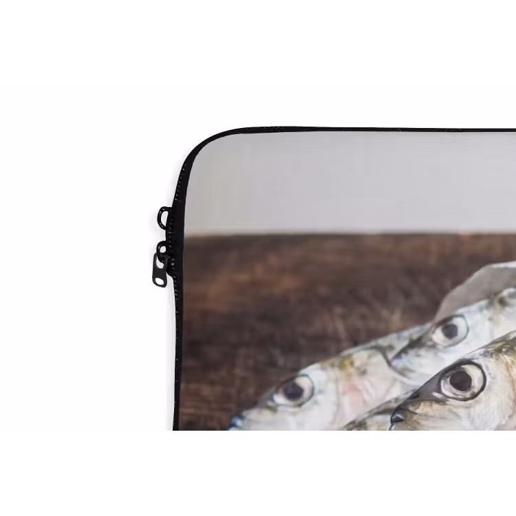 Laptophoes Sardientje - krant - snijplank - Sardientje - krant - snijplank laptophoes neopreen klein