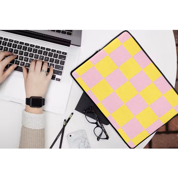 Schaakbord patroon - Geel - Roze - Blokjes laptophoes neopreen klein -bureau