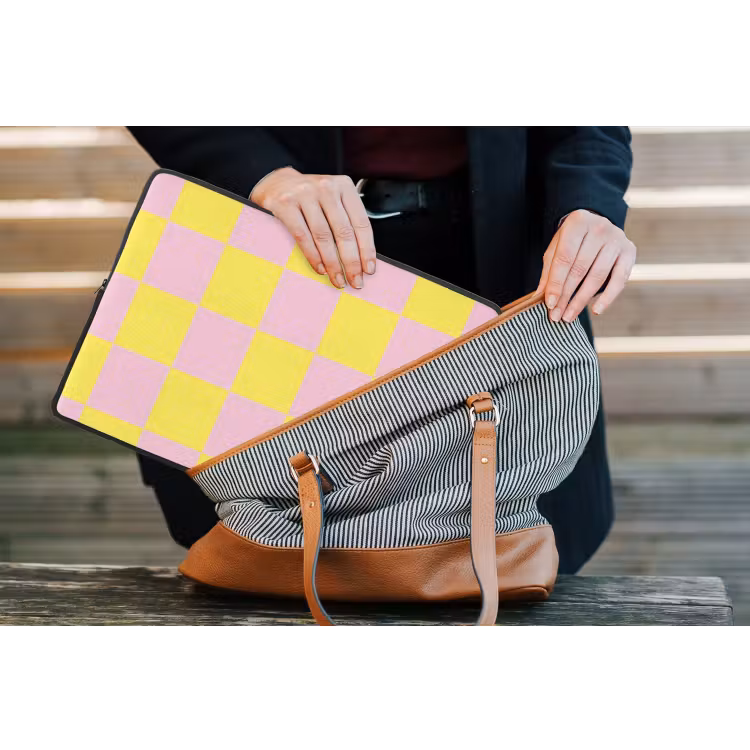 Schaakbord patroon - Geel - Roze - Blokjes laptophoes neopreen klein -tas