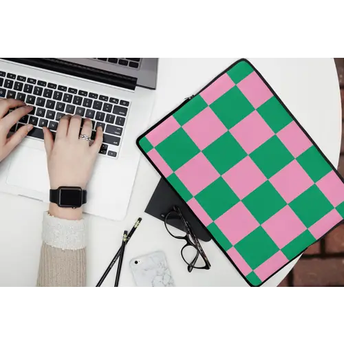 Schaakbord patroon - Groen - Roze - Blokjes laptophoes neopreen klein -bureau