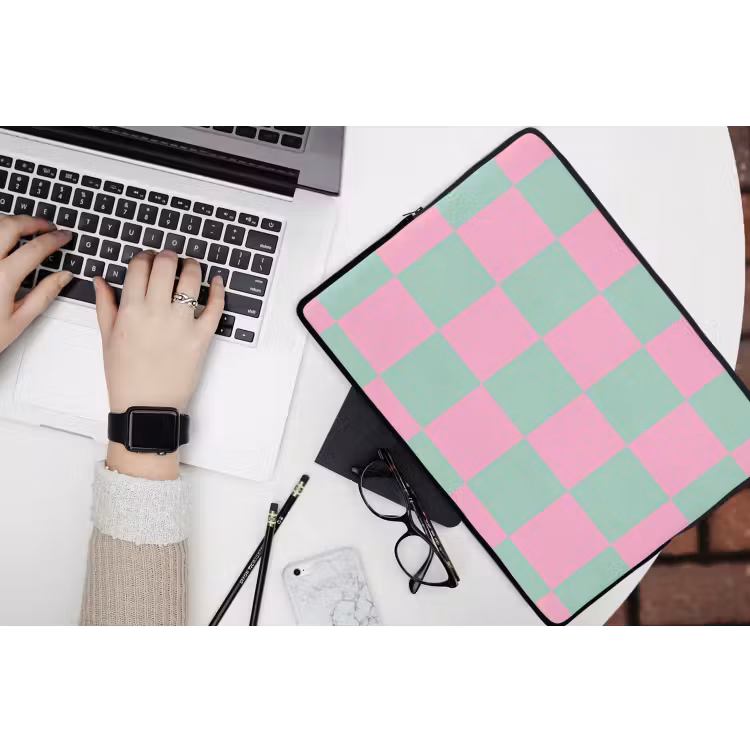 Schaakbord patroon - Groen - Roze - Blokjes laptophoes neopreen klein -bureau