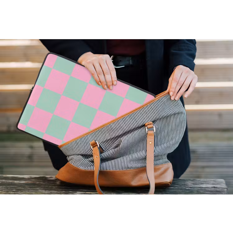 Schaakbord patroon - Groen - Roze - Blokjes laptophoes neopreen klein -tas