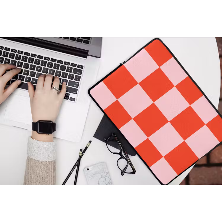 Schaakbord patroon - Rood - Roze - Blokjes laptophoes neopreen klein -bureau