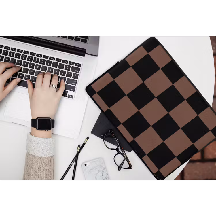 Schaakbord print - Bruin - Zwart - Blokjes laptophoes neopreen klein -bureau
