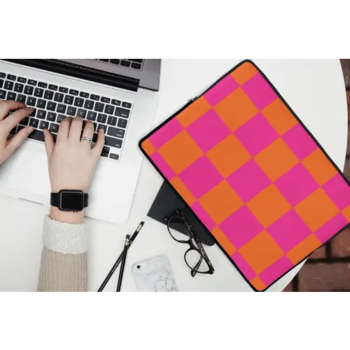 Schaakbord print - Oranje - Roze - Blokjes laptophoes neopreen klein -bureau