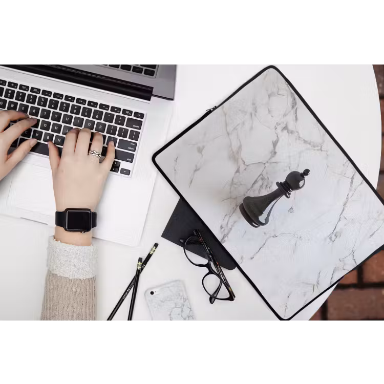Schaakstuk - Loper - Zwart - Marmer laptophoes neopreen klein -bureau