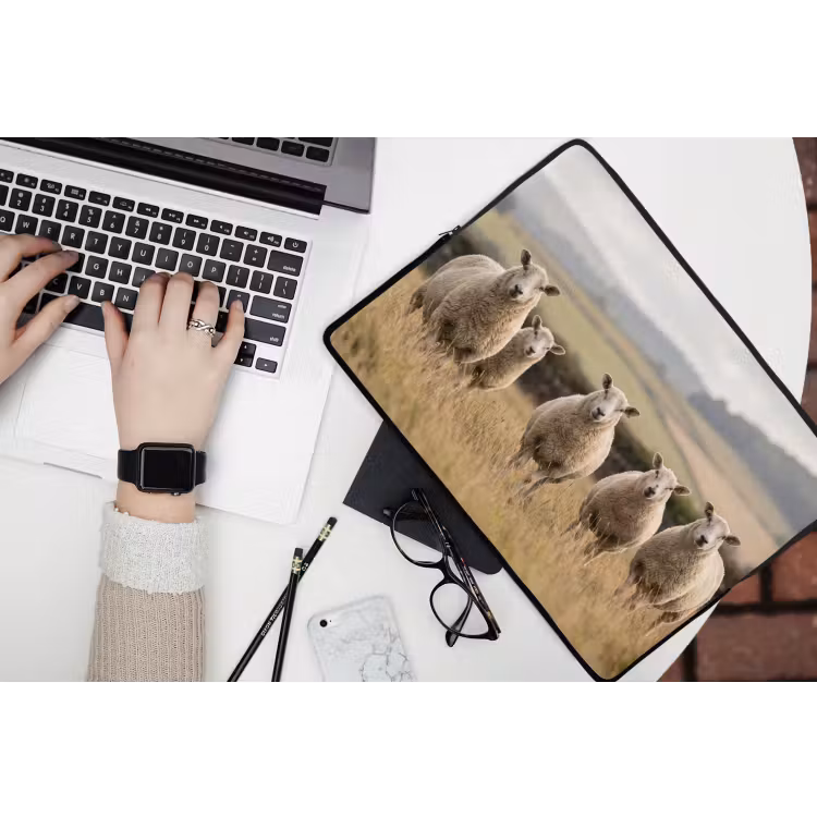 Schapen - Weidenlandschap - Heuvels laptophoes neopreen klein -bureau