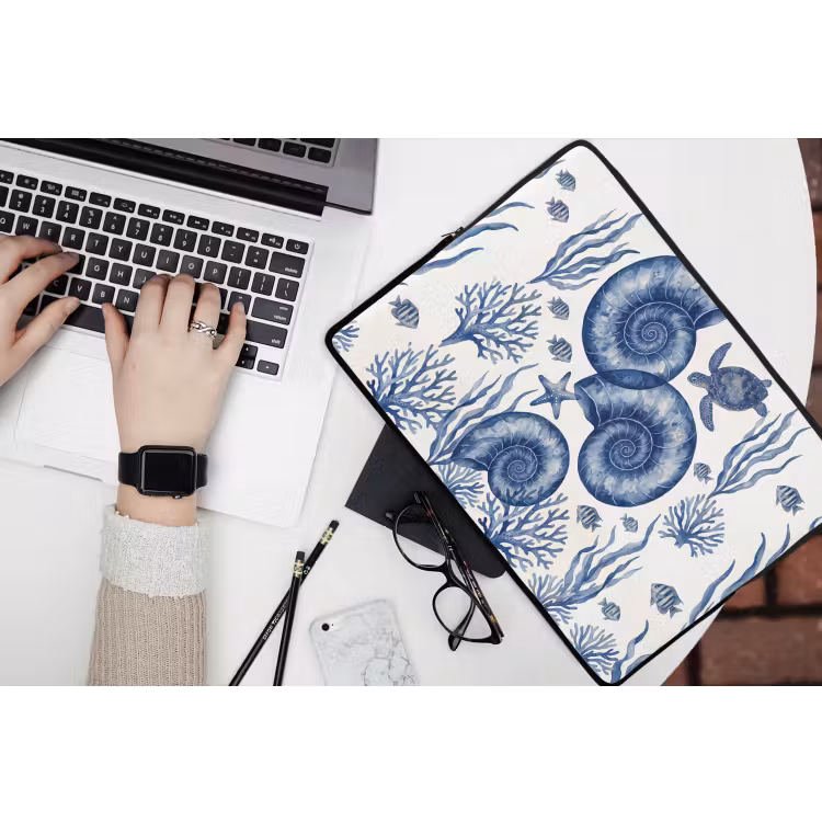 Schelp - Spiraal - Zeeleven - Aquarel - Blauw laptophoes neopreen klein -bureau