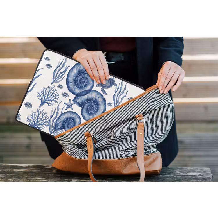 Schelp - Spiraal - Zeeleven - Aquarel - Blauw laptophoes neopreen klein -tas