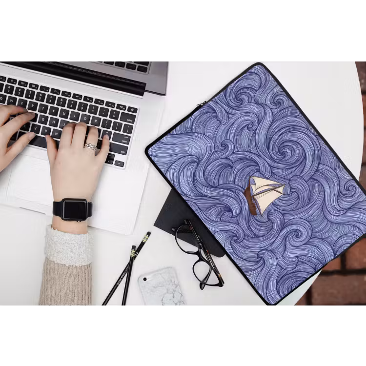 Schip - Golven - Zee - Illustratie - Blauw laptophoes neopreen klein -bureau