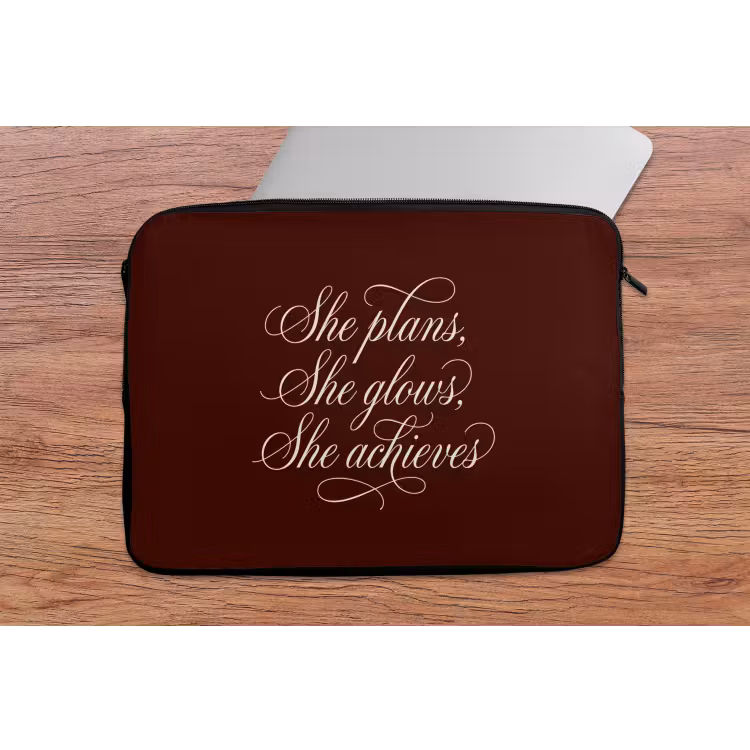 She plans she glows she achieves - Rood - Cursief laptophoes neopreen klein -tafel