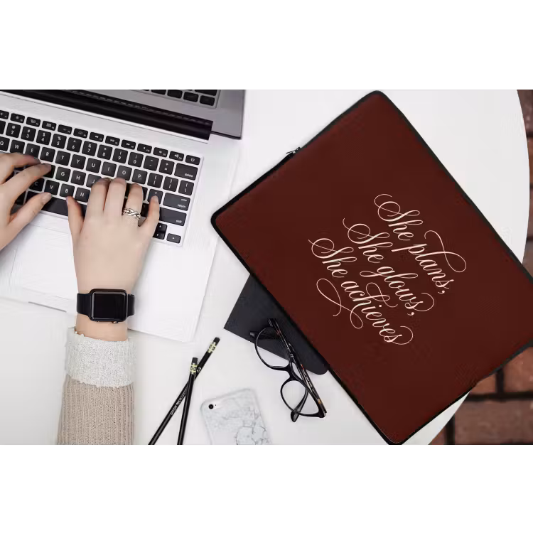 She plans she glows she achieves - Rood - Cursief laptophoes neopreen klein -bureau