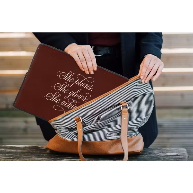 She plans she glows she achieves - Rood - Cursief laptophoes neopreen klein -tas