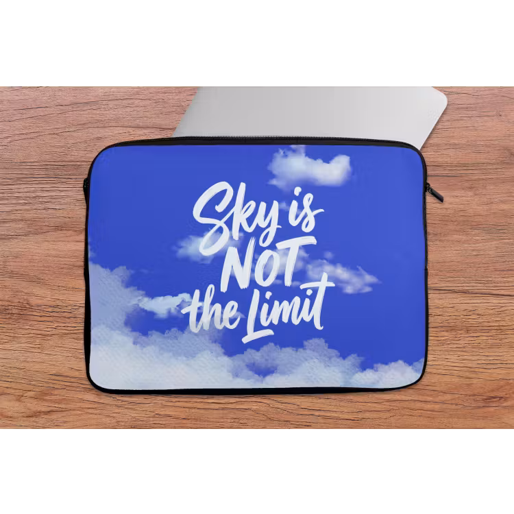 Sky is not the limit - Blauwe lucht - Wolken laptophoes neopreen klein -tafel