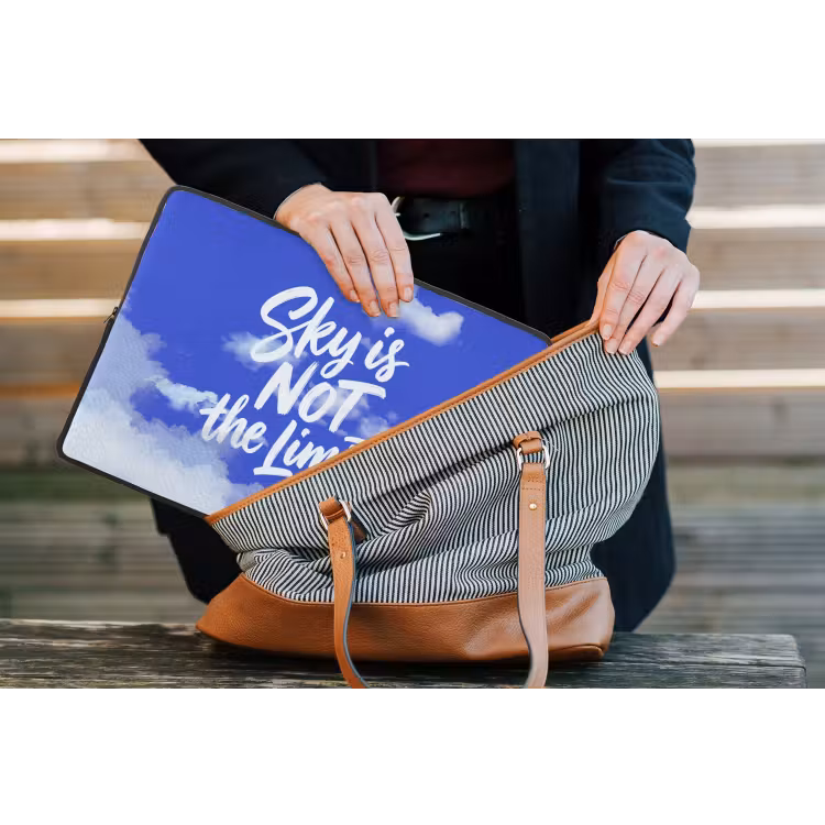 Sky is not the limit - Blauwe lucht - Wolken laptophoes neopreen klein -tas