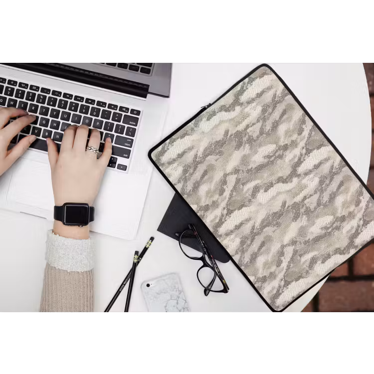 Slang - Patroon - Taupe laptophoes neopreen klein 279 -bureau