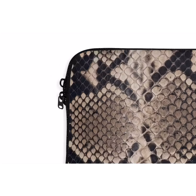 Slangenprint - Python - Bruin laptophoes neopreen klein -detail
