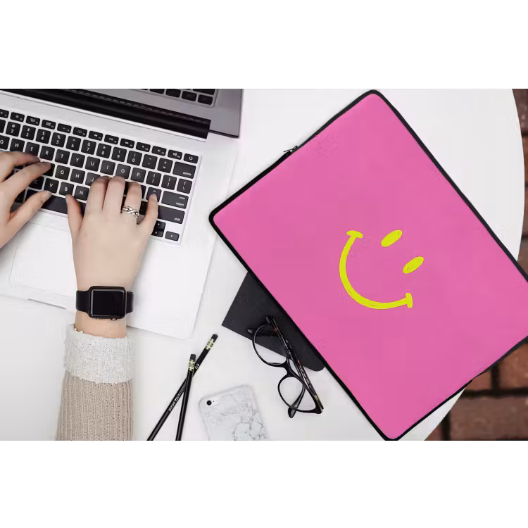 Smiley - Vrolijk - Roze laptophoes neopreen klein -bureau