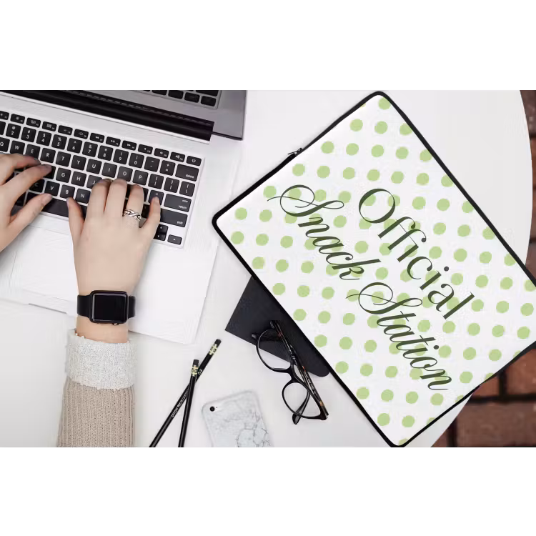 Snack Station - Groen - Stippen laptophoes neopreen klein -bureau