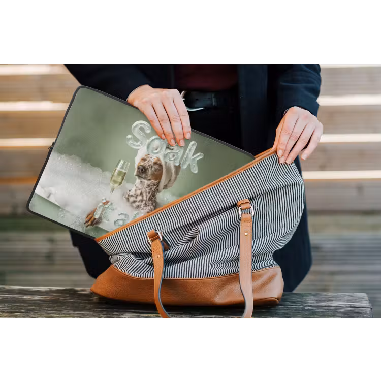 Soak it all in - Hond - Bad laptophoes neopreen klein -tas