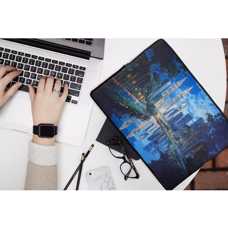 Stad Kuala Lumpur - Skyline - Wolkenkrabbers - Water laptophoes neopreen klein -bureau