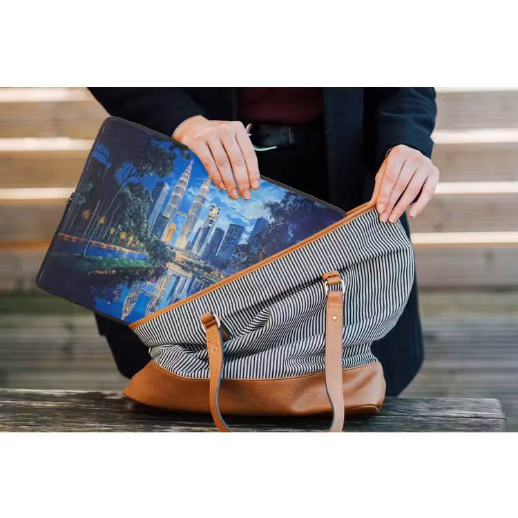 Stad Kuala Lumpur - Skyline - Wolkenkrabbers - Water laptophoes neopreen klein -tas