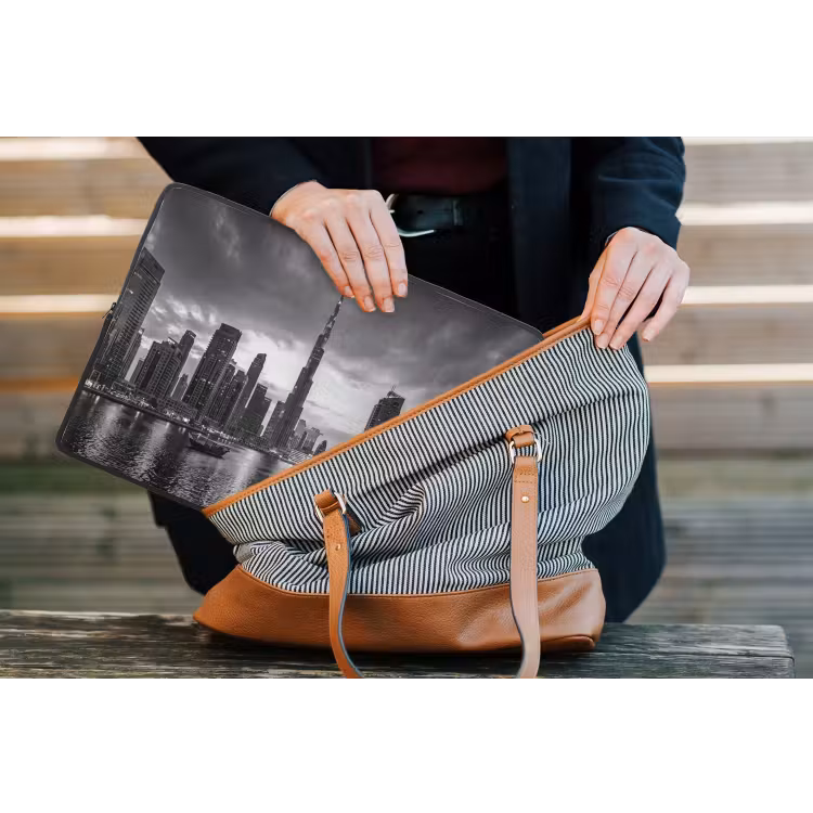 Stad - Skyline - Architectuur - Avond - Zwart-wit laptophoes neopreen klein -tas