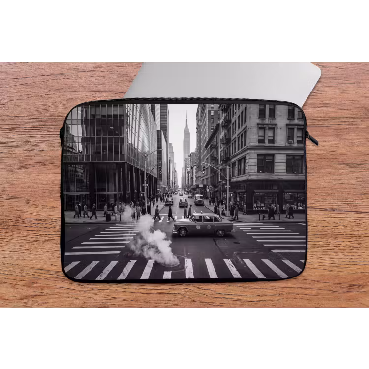 Stad - Straat - Gebouwen - Verkeer - Zwart-wit laptophoes neopreen klein -tafel