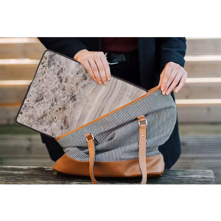 Steen - Textuur - Abstract - Beige - Wit laptophoes neopreen klein -tas