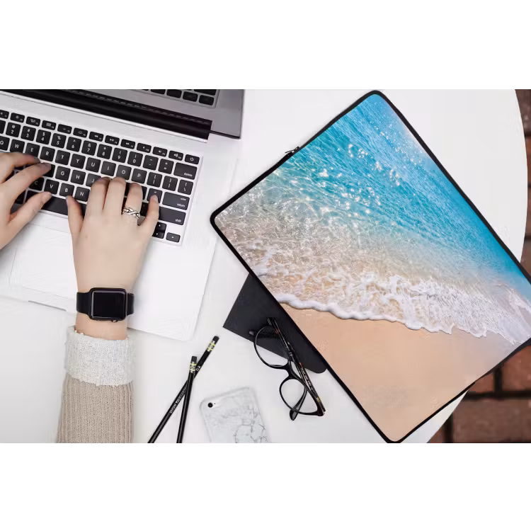 Strand - Water - Natuur - Blauw - Beige laptophoes neopreen klein -bureau