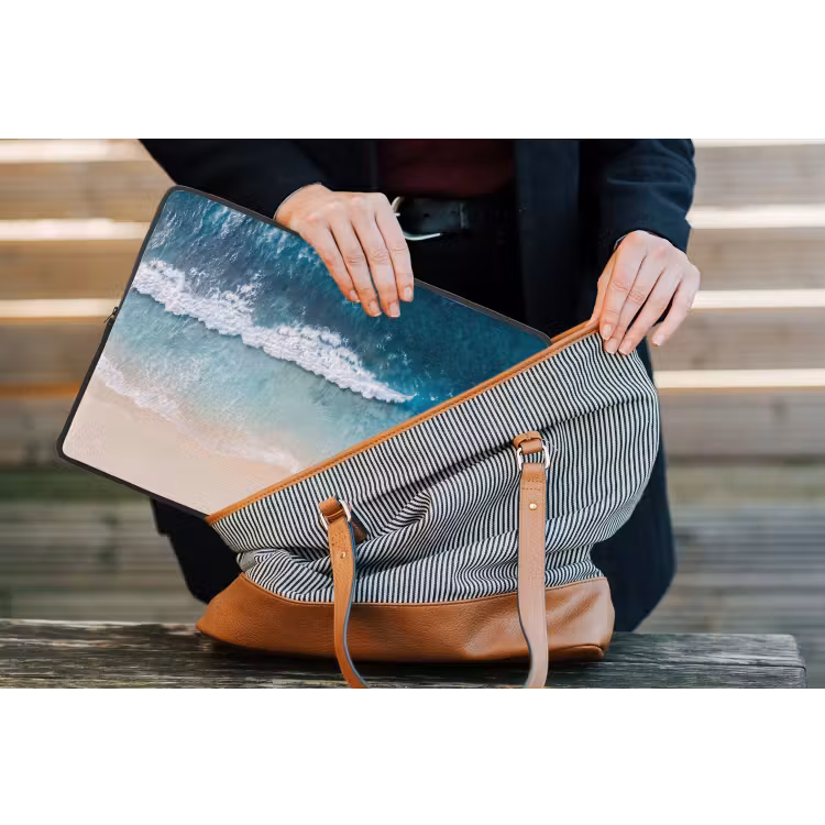 Strand - Zee - Golven - Natuur - Blauw laptophoes neopreen klein -tas